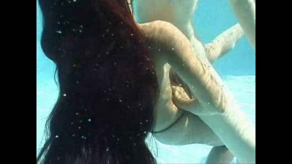 Порно видео В бассейне под водой дев телочки шалят с кисками