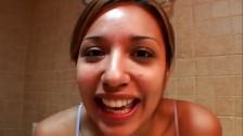 Порно видео Латина в ванной комнате