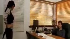 Порно видео Перегнул секретаршу на столе в офисе