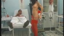 Порно видео Аттракцион для пациентов на врачебном члене