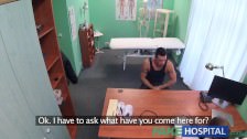 Порно видео В больничке кудрявая медсестра помогает эякулировать пациенту