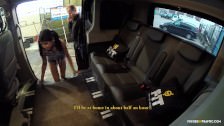 Порно видео - Брюнетка шлюха Леди Ди трахаются на автомойке