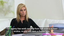 Порно видео - Женщина агент любит сексуальных горячих блондинок