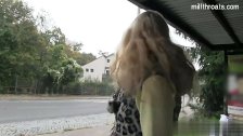 Порно видео - Бурный секс на природе в кустиках роговой дочери